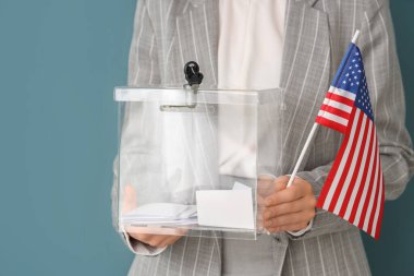 Mavi arka planda oy sandığı ve ABD bayrağı tutan bir kadın. Seçim kavramı