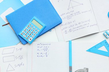 Matematik formülleri ve ışık tablosunun üzerindeki farklı sayfaların kopyaları