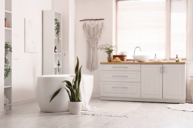 Küvet, lavabolu tezgah ve banyonun içindeki raf üniteleri.