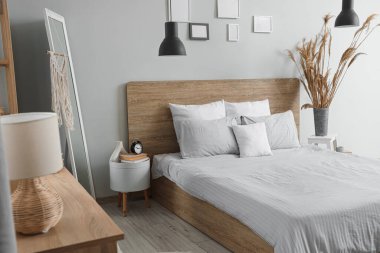 Çimen ve aynalı modern yatak odasının içinde.