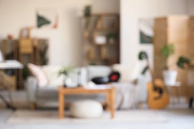 Kanepe, masa ve müzik aletleriyle oturma odasının bulanık görüntüsü