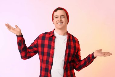 Renkli arka planda yakışıklı, mutlu genç bir adam.