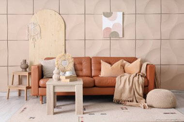 Rahat bir kanepe ve oturma odasının içinde dekor olan bir kahve masası.