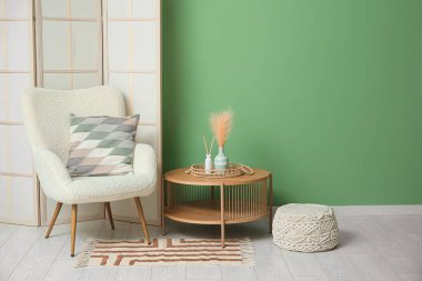 Katlanan ekran, koltuk ve masa ile modern odanın içi