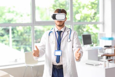 Hastanede VR gözlüğü kullanan bir erkek doktor.
