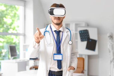 VR gözlüklü erkek doktor hastanede sanal ekran kullanıyor.