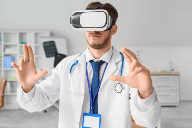 Hastanede VR gözlüğü kullanan bir erkek doktor.