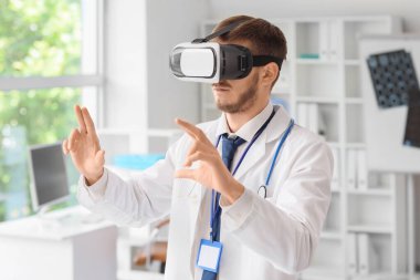Hastanede VR gözlüğü kullanan bir erkek doktor.