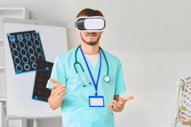 Hastanede VR gözlüğü kullanan bir erkek doktor.