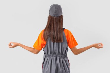 Kadın çalışan, arka plan ve arka plan üzerinde meditasyon yapıyor.