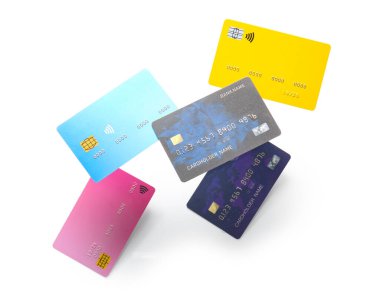 Beyaz arkaplanda renkli kredi kartları uçuyor