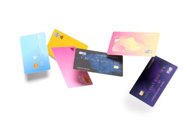 Beyaz arkaplanda renkli kredi kartları uçuyor