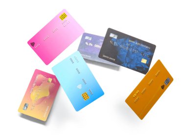 Beyaz arka planda bir sürü kredi kartı uçurmak