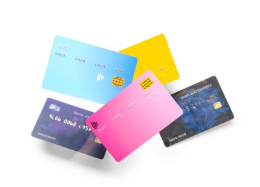 Beyaz arkaplanda renkli kredi kartları uçuyor