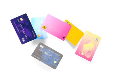 Beyaz arkaplanda renkli kredi kartları uçuyor