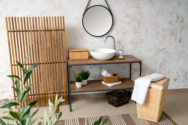 Ahşap perdeli ve dekoratif zeytin ağacıyla modern banyo.