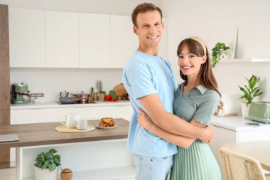 genç bir çift mutfakta sarılma