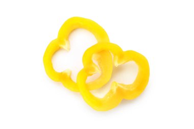 Beyaz arka planda sarı dolma biber dilimleri