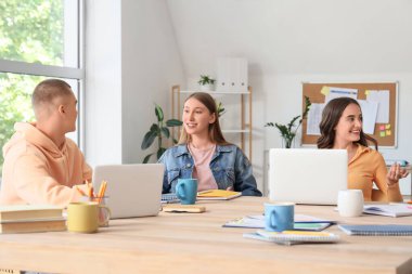 Sınıftaki masada çalışan bir grup öğrenci.