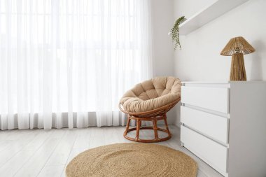 lşık perdesi, koltuğu ve tuvaleti olan oturma odasının içinde.