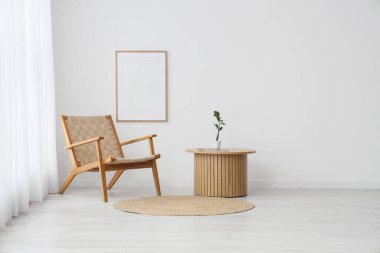 Işık perdesi, tahta koltuğu ve masası olan oturma odası.