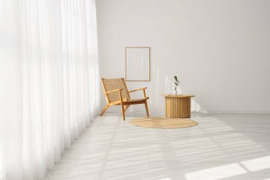 Işık perdesi, tahta koltuğu ve masası olan oturma odası.