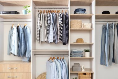 Raflı ve şık elbiseli butiğin içi.