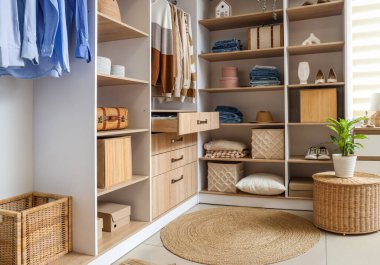 Rafları, tuvaleti ve kıyafetleri olan gardırop.