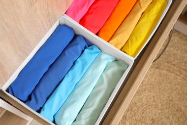 Dolabında organize giysiler olan açık çekmece, üst manzara