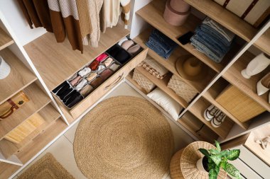 Dolabında organize iç çamaşırları olan açık bir çekmece.