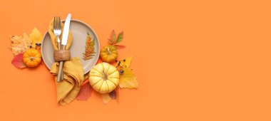 Balkabakları ve yaprakları turuncu arkaplan üzerinde güzel sonbahar masa ayarları metin için boşluk ile
