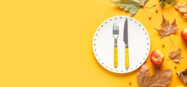 Elmalı ve yapraklı sonbahar tablosu ayarları sarı arkaplanda metin için boşluk, üst görünüm