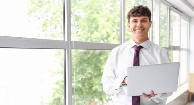 Ofiste dizüstü bilgisayar kullanan erkek muhasebeci.