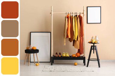 Sonbahar kıyafetleri ve balkabaklarıyla dolu bir oda.