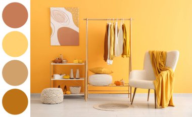 Sonbahar giysileri, koltuk ve balkabaklarıyla birlikte soyunma odasının içinde.