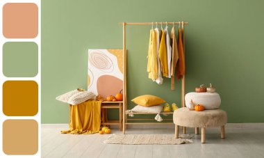 Koridorun içinde sonbahar kıyafetleri, puf ve balkabakları var.