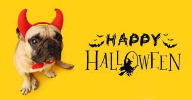 Cadılar Bayramı afişi, sarı arka planda şeytan boynuzları olan şirin bir köpek.