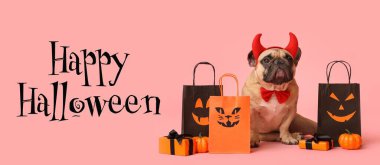 Cadılar Bayramı afişi içinde şirin bir köpek, balkabağı, alışveriş poşetleri ve hediyeler