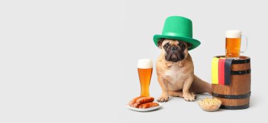 Şapkalı Bulldog, Alman bayrağı, gri arka planda yiyecek ve bira, mesaj için yer var. Ekim Festivali Kutlaması