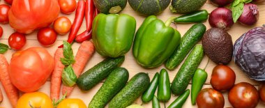 ahşap zemin üzerinde taze sebze çeşitleri