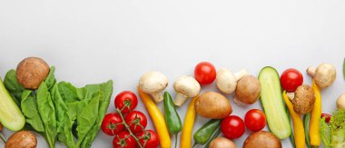 beyaz arkaplanda farklı taze sebzeler