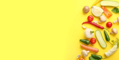 Sarı arka planda birçok farklı taze sebze ve metin için yer var. 