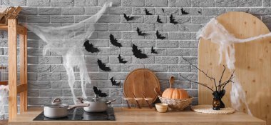 Cadılar Bayramı için tezgah ve kağıt sopalarla dekore edilmiş mutfağın içi.