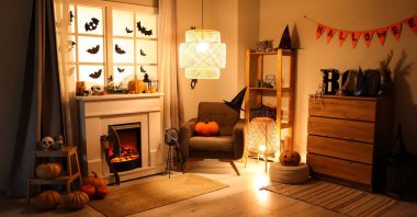 Cadılar Bayramı partisi için şömineli bir oda.