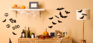 Cadılar Bayramı için klozet ve balkabaklarıyla dekore edilmiş oturma odasının içi.