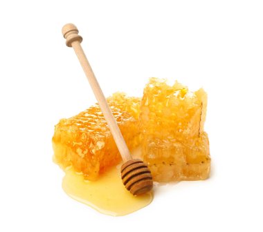 Beyaz arka planda tatlı bal petekleri ve dipper