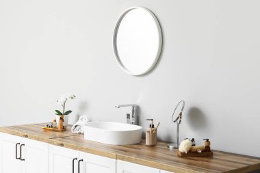 Lavabo ve banyo malzemeleri banyodaki ışıklı duvarın yanındaki çekmecelerde.