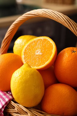 Odasında turunçgiller olan hasır sepet, yakın plan.