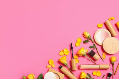 Çiçekli güzel kompozisyon ve pembe arka planda dekoratif kozmetik.