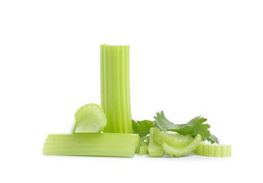 Beyaz arkaplanda taze yeşil kereviz kes
